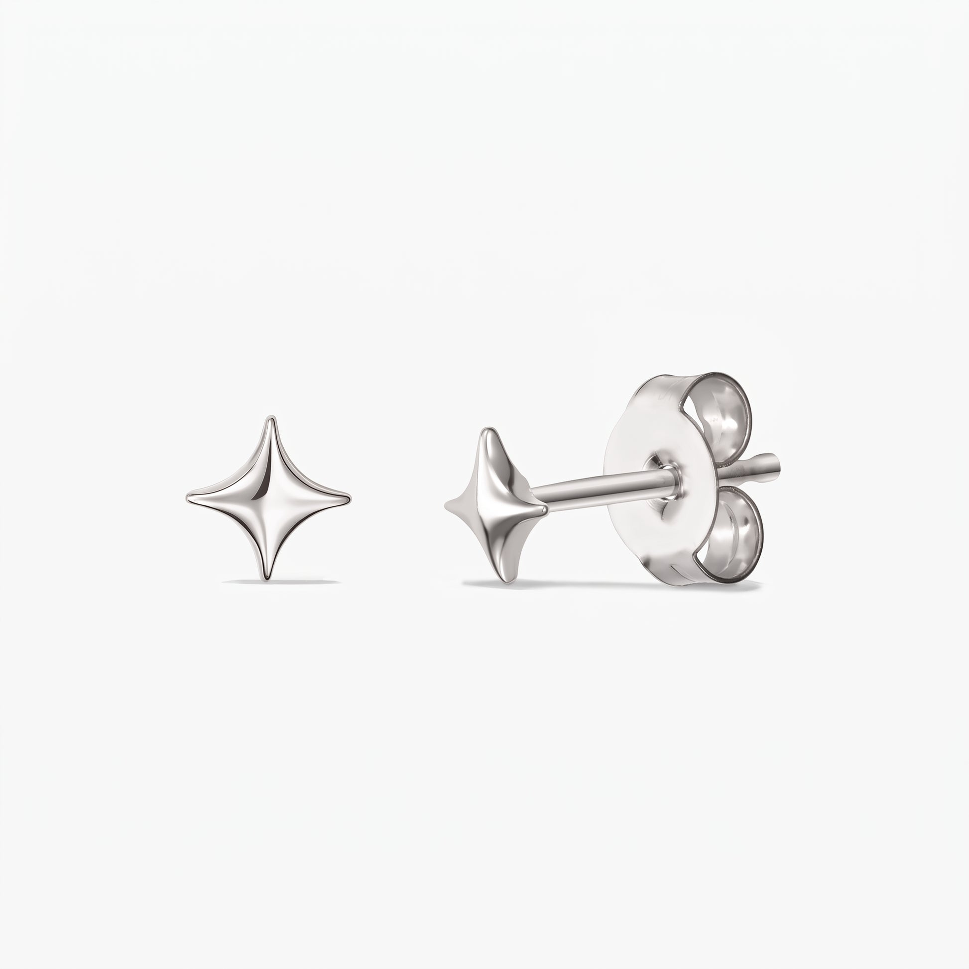 Cosmic Star Silver Earrings — чифт обеци на винт от стерлингово сребро 925 във форма на звезда, показани отпред и отстрани, със закопчалки тип пеперуда на бял фон.