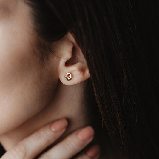 Златни обеци с вечен възел