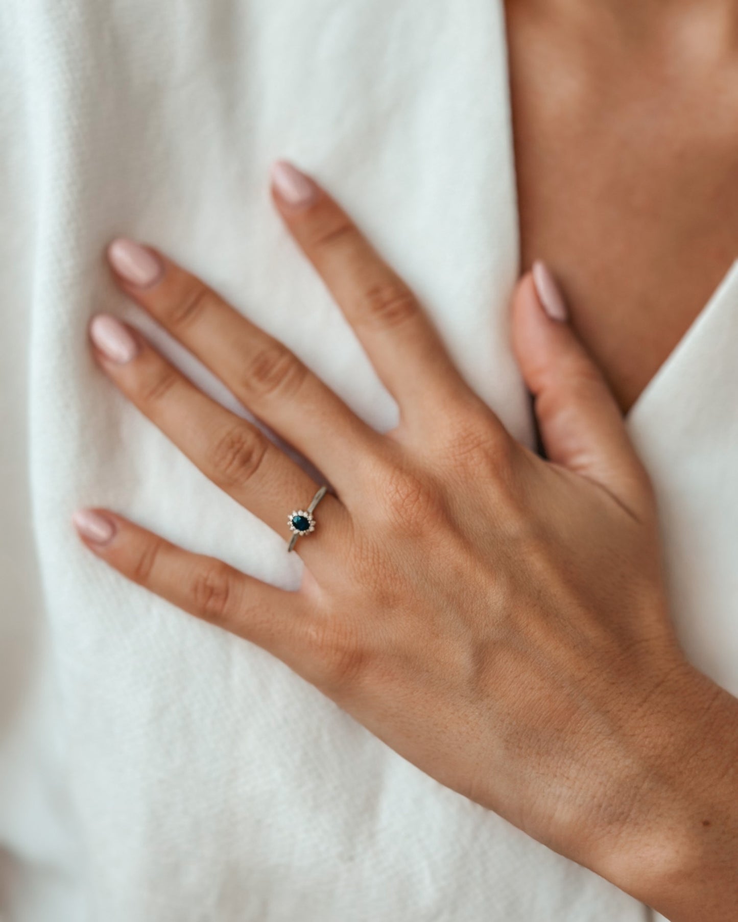 Бял златен пръстен Genn - Сапфир и диаманти