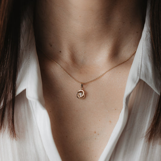 Вечен възел златен медальон