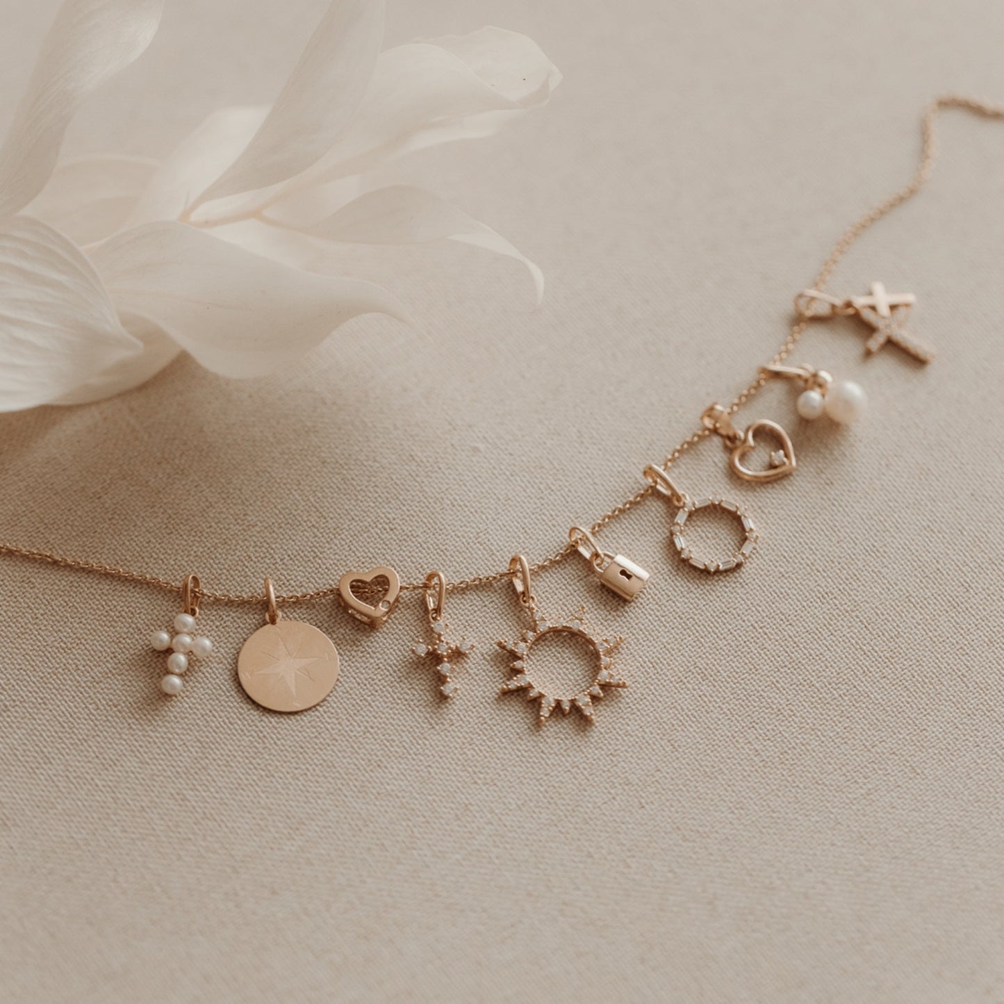 Лъчезарен Златен Кръст Висулка - Цирконий