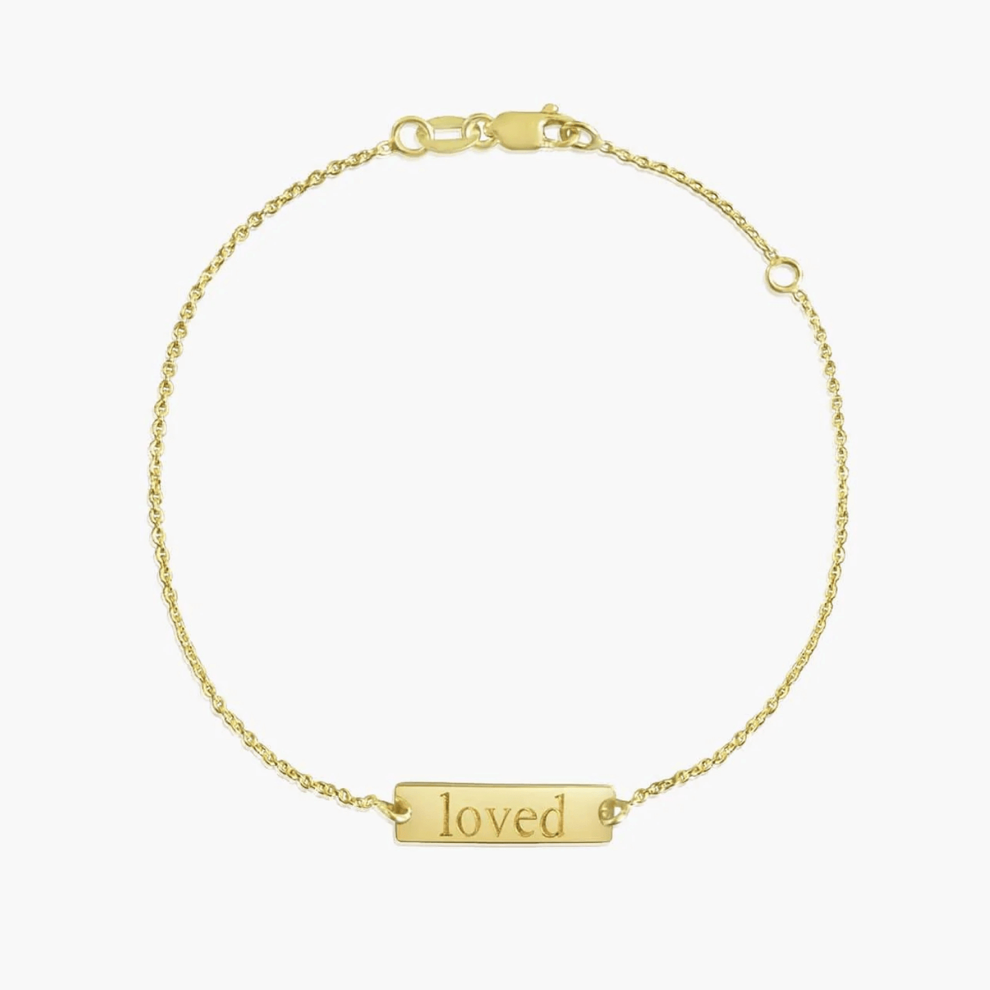 Гривна от 14K злато с надпис ‘loved’ на плътен бял фон.