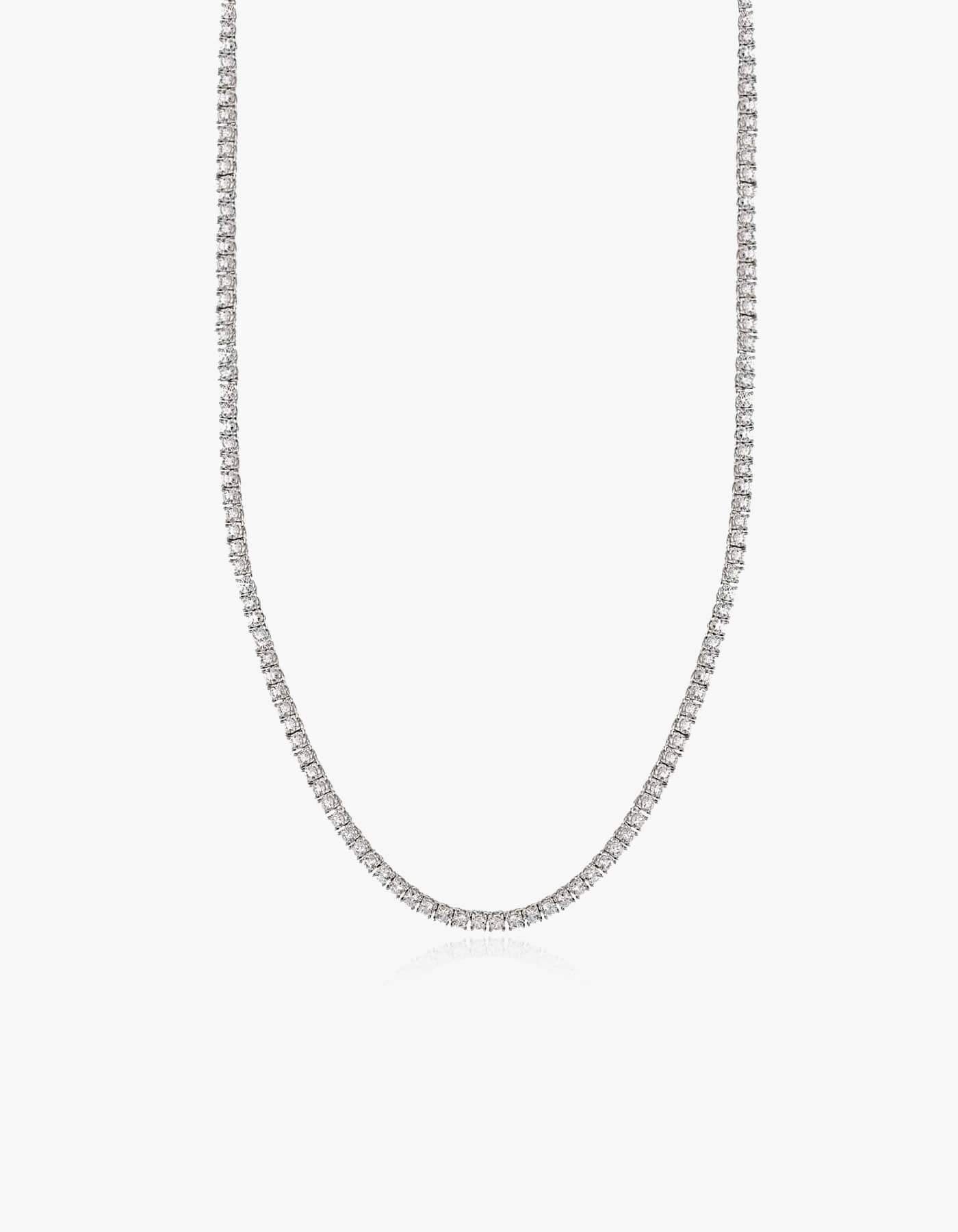Сребърно тенис колие с циркониеви камъни на бял фон.