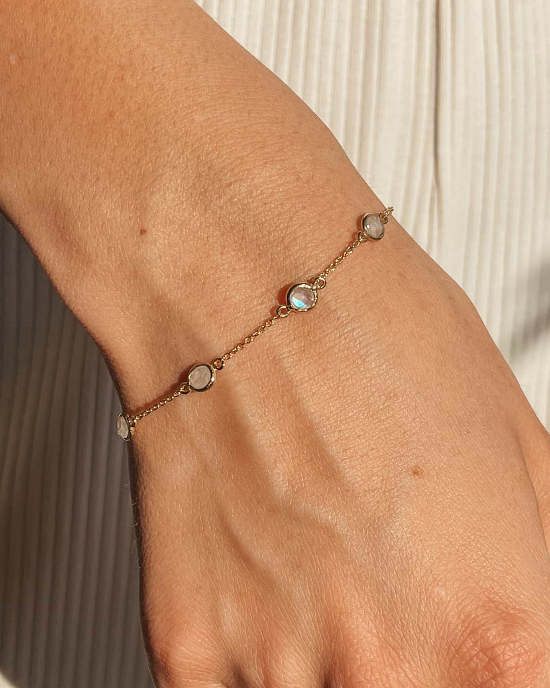 Сребърна гривна Birthstone Golden June - Лунен камък - Indira