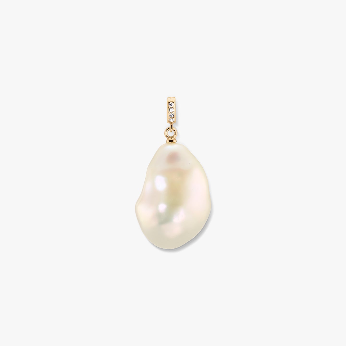Позлатена висулка с бейл и естествена барокова бяла перла на бял фон.