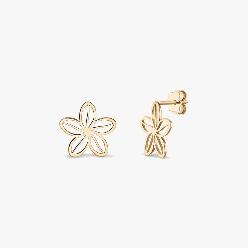 Двойка обеци Wildflower Gold — обеци тип винт от жълто злато 14K с ажурно цвете с пет листенца, показани отпред и отстрани на бял фон.