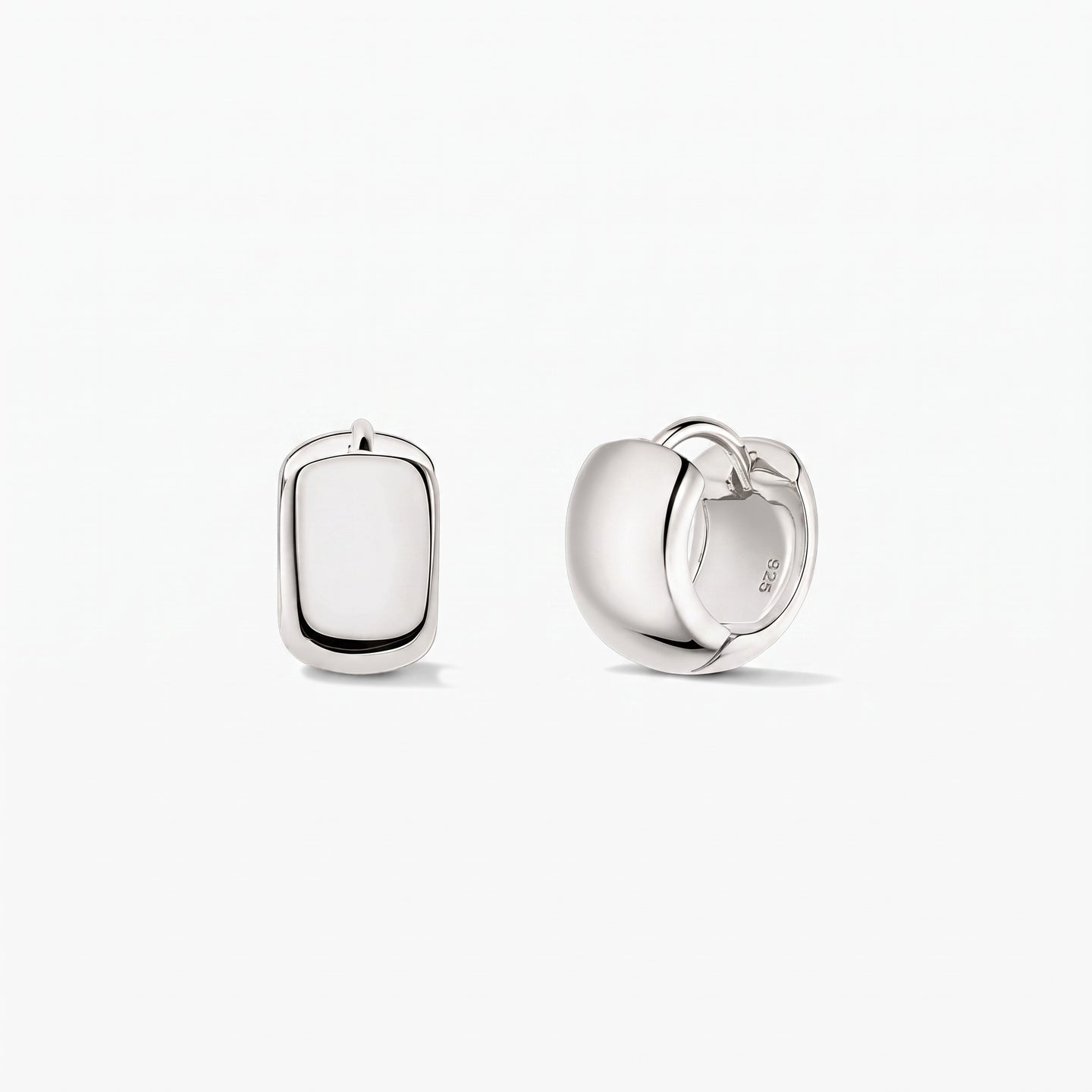 Сребърни дръзки мини халки Bold Mini Hoops от 925 sterling silver на Indira, показани на бял фон: едната отпред, другата в профил с шарнирна закопчалка.