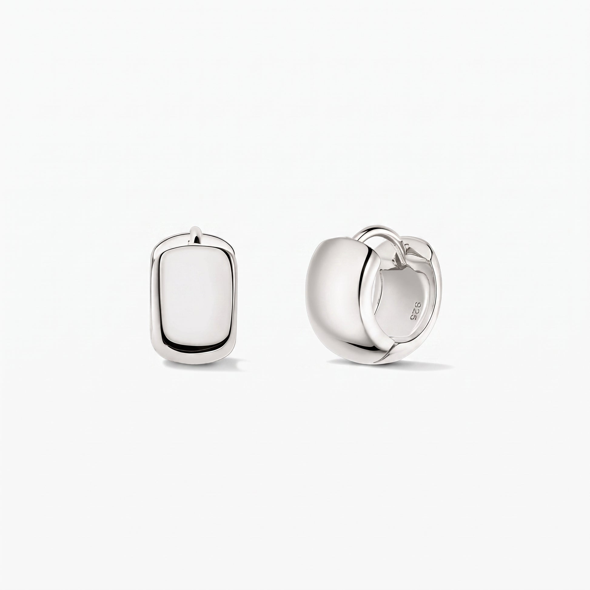 Сребърни дръзки мини халки Bold Mini Hoops от 925 sterling silver на Indira, показани на бял фон: едната отпред, другата в профил с шарнирна закопчалка.