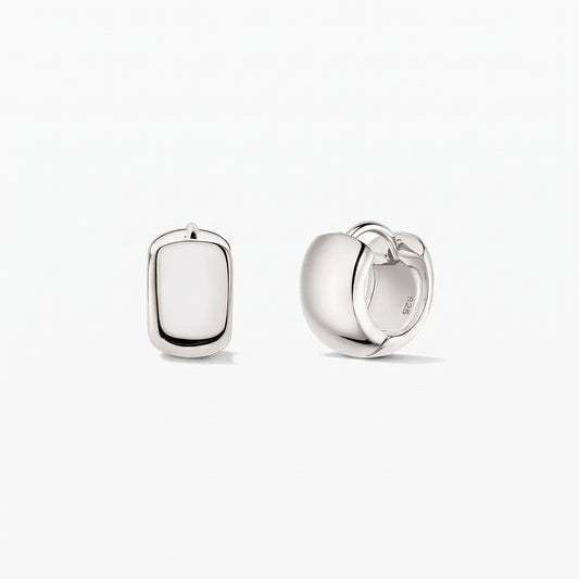Сребърни дръзки мини халки Bold Mini Hoops от 925 sterling silver на Indira, показани на бял фон: едната отпред, другата в профил с шарнирна закопчалка.