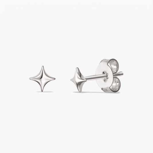 Cosmic Star Silver Earrings — чифт обеци на винт от стерлингово сребро 925 във форма на звезда, показани отпред и отстрани, със закопчалки тип пеперуда на бял фон.