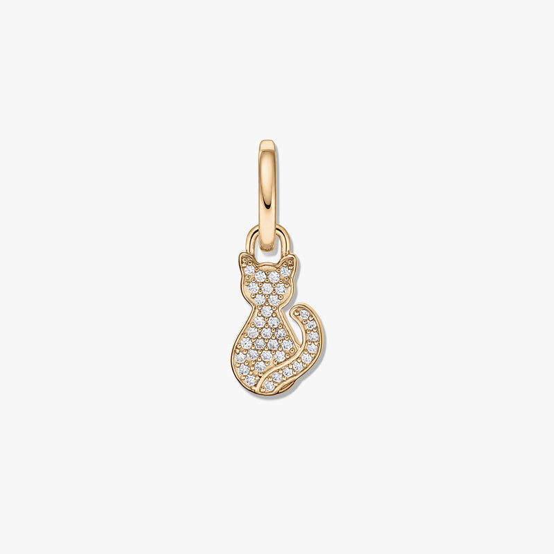 Pandantiv în formă de pisică din argint sterling placat cu aur, cu zirconiu cubic transparent, pe fundal alb.