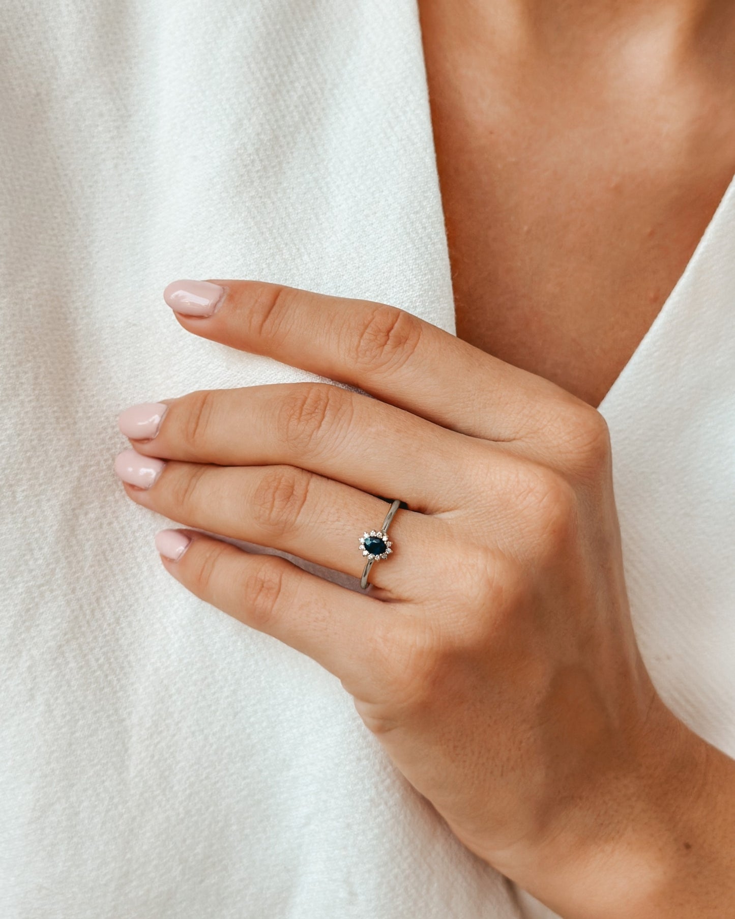 Бял златен пръстен Genn - Сапфир и диаманти