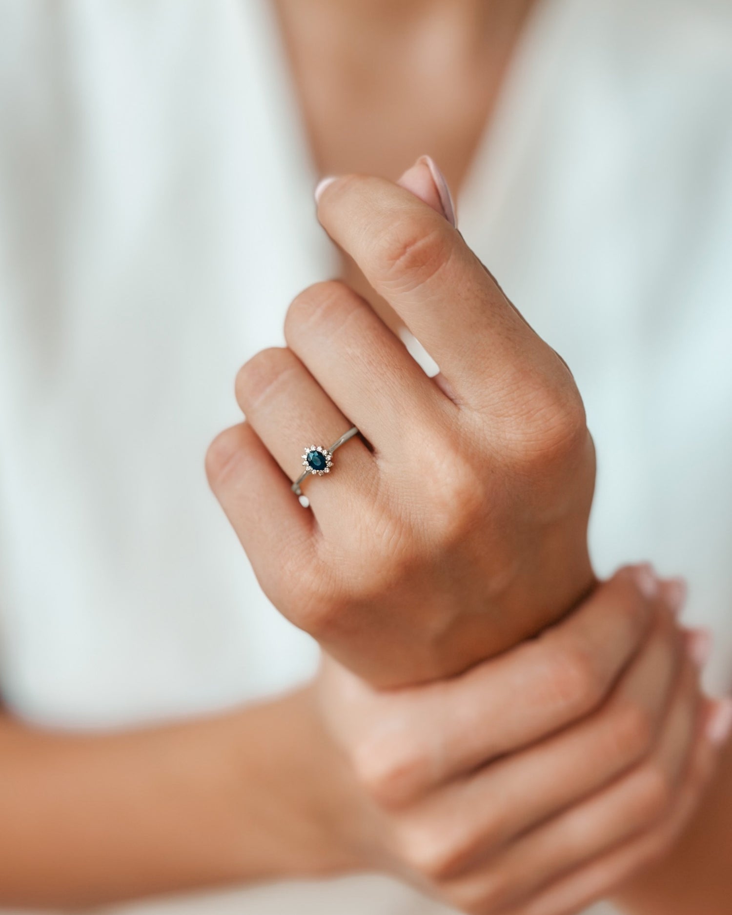 Бял златен пръстен Genn - Сапфир и диаманти