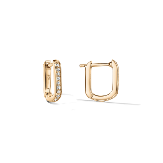 Pereche de cercei huggie în formă de U din argint 925 cu finisaj auriu; un cerc pavé decorat cu zirconii clare, prezentat frontal și lateral pe un fundal curat și transparent.
