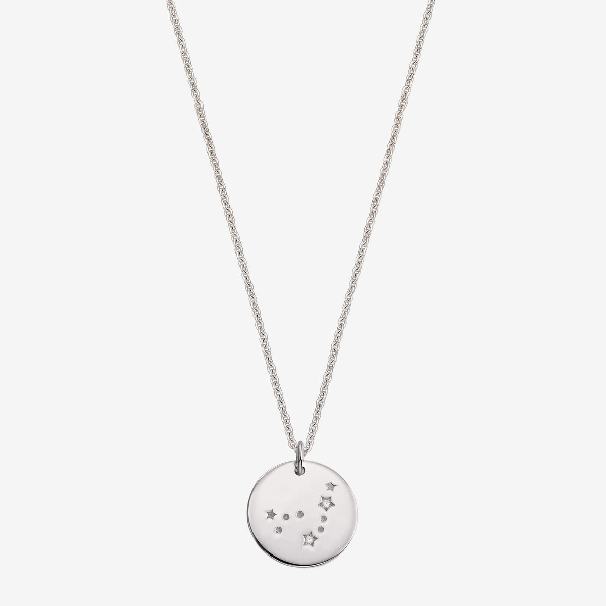 Colier delicat din argint sterling 925 cu pandantiv disc semnul zodiacal Capricorn, cu accente de safir alb, fotografiat pe un fundal alb.