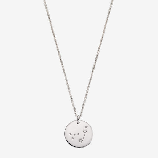 Colier delicat din argint sterling 925 cu pandantiv disc semnul zodiacal Capricorn, cu accente de safir alb, fotografiat pe un fundal alb.