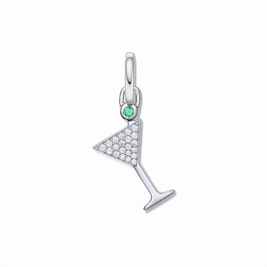 Pandantiv argintiu în formă de pahar martini cu zirconiu alb pavé și un mic accent de piatră verde, izolat pe fundal alb.