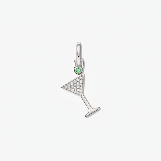 Pandantiv din argint sterling în formă de pahar de cocktail cu zirconii albe pavé și o mică piatră accent verde, izolat pe un fundal alb.