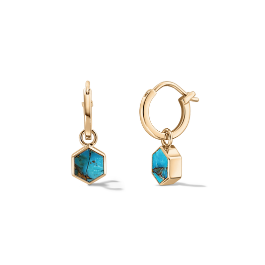 Set de cercei mici tip cerc din argint 925 cu ton auriu, decorați cu pandantive hexagonale din piatră turcoaz Blue Copper, pe un fundal curat și transparent.