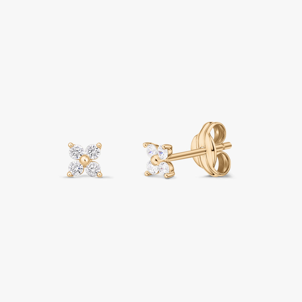 Чифт обеци на винт от жълто злато 14K с четири прозрачни камъка от кубичен цирконий във фина форма на цвете, показани отпред и отстрани на бял фон.