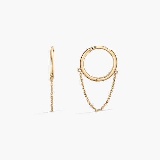 Дамски обеци халка с верижка от злато на бял фон, показани отпред и отстрани с фина детайлна верижка.