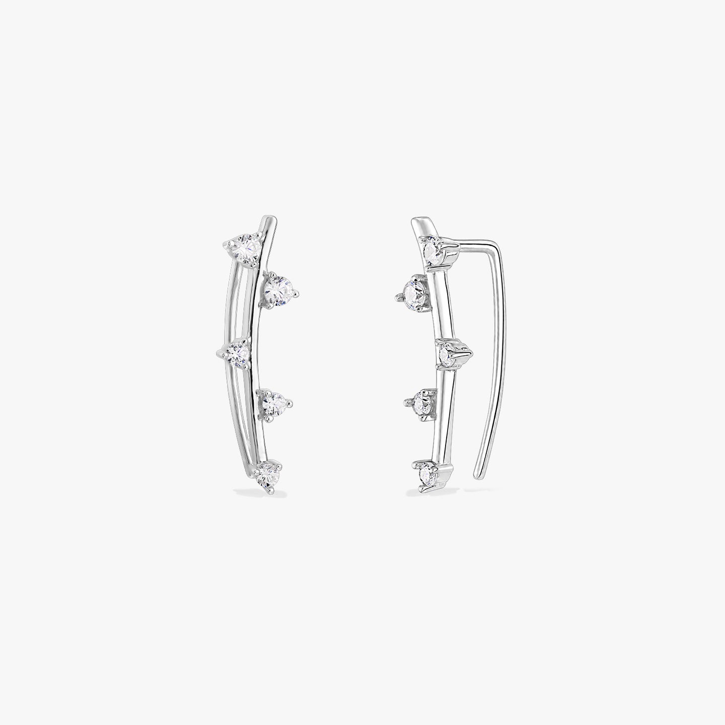 Чифт сребърни обици Ivy тип ear climber с прозрачни камъни от кубичен цирконий на бял фон.