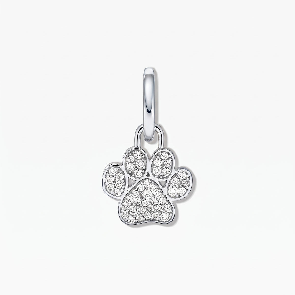 Pandantiv din argint sterling în formă de lăbuță cu pavé de zirconiu cubic alb pe fundal alb.