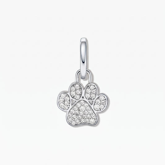 Pandantiv din argint sterling în formă de lăbuță cu pavé de zirconiu cubic alb pe fundal alb.