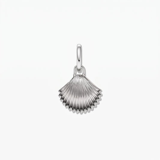 Pandantiv charm din argint sterling 925 placat cu rodiu, model scoică de mare, pe un fundal alb curat.