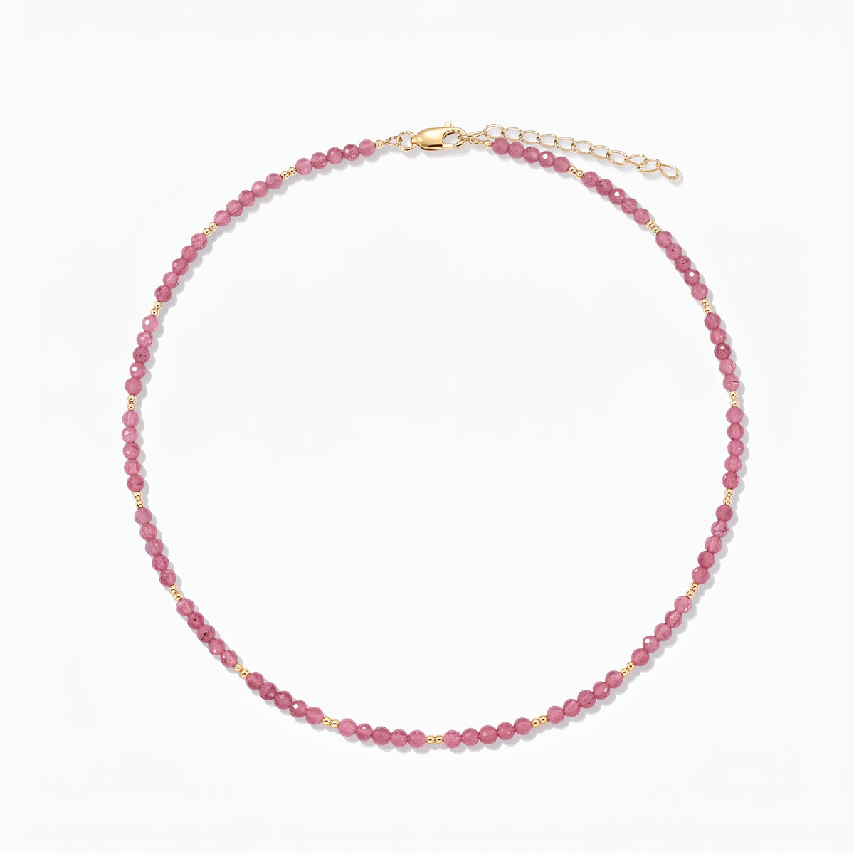Сребърно колие Golden SummerScape – Tourmaline от Indira: колие с мъниста от розов турмалин, с малки златни акценти и карабинерна закопчалка с удължител, на бял фон.