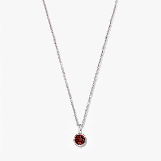Колие от сребро 925 с камък според месеца на раждане и кръгъл гранат в цял обков на бял фон.