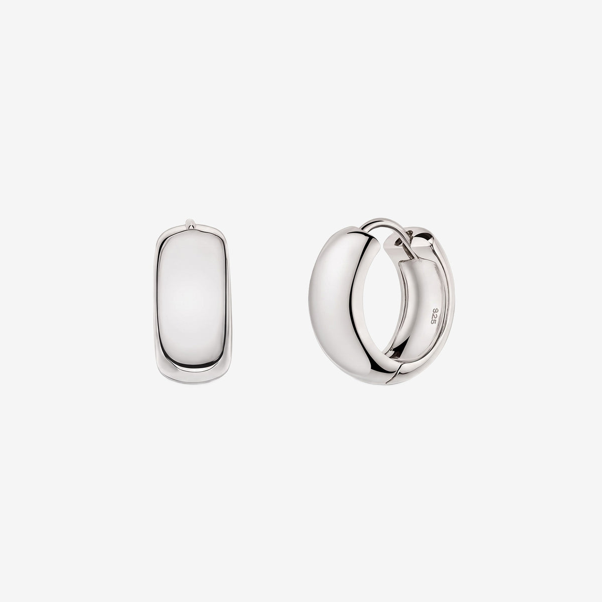 Обеци тип huggie от сребро 925, модел Bold Maxi Hoops; едната е показана отпред, а другата леко разтворена, на бял фон, с лъскаво покритие.