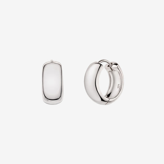 Обеци тип huggie от сребро 925, модел Bold Maxi Hoops; едната е показана отпред, а другата леко разтворена, на бял фон, с лъскаво покритие.